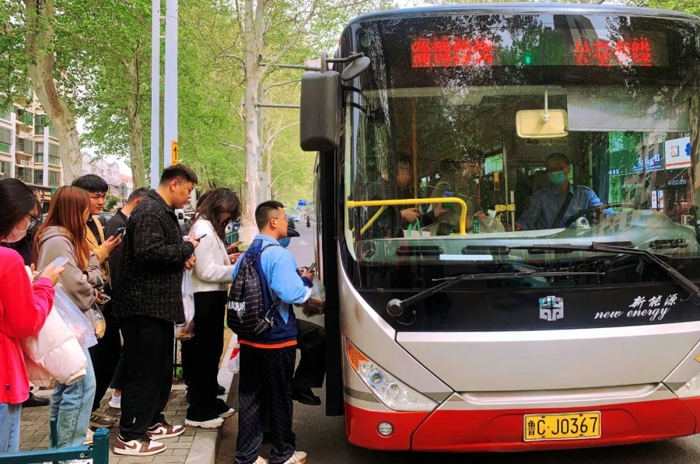 游客搭乘中通客車.jpg