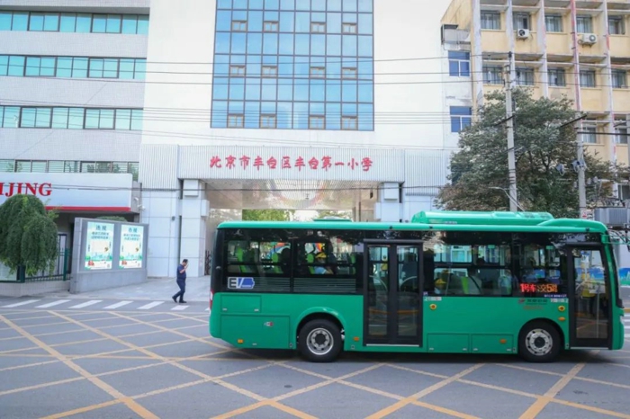 福田歐輝通學公交車行業(yè)首發(fā).jpg