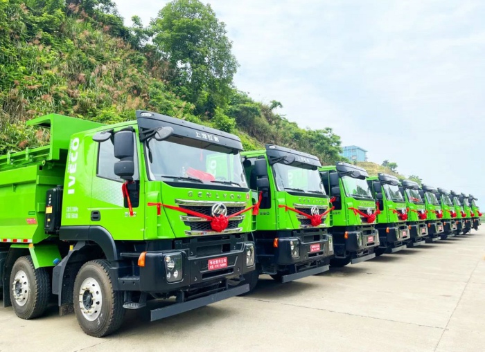 紅巖杰獅自卸車3.jpg