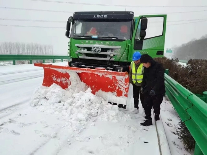 上汽紅巖除雪車積極參與道路救援.png