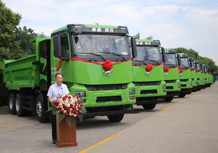 蘇州金龍批量新能源自卸車(chē)交付海藍(lán)居5.png