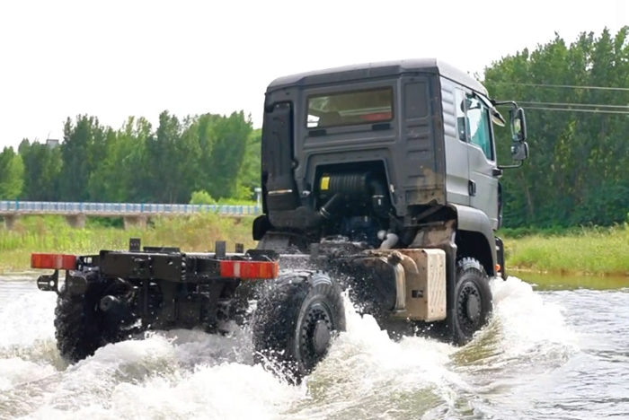 中國重汽豪沃中型4×4獨立懸架越野車：荒野主宰，肆意馳騁！3.png