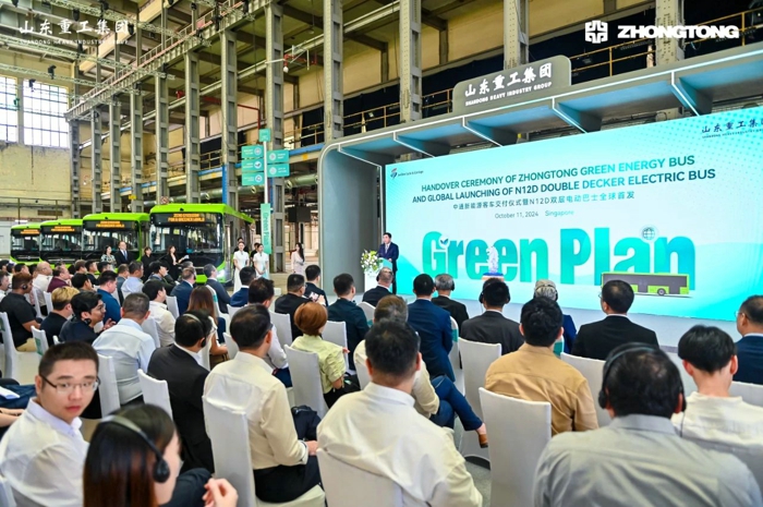 2024年10月11日，“中通新能源客車交付儀式暨N12D雙層電動巴士全球首發(fā)”在新加坡隆重舉行，中通新能源客車再次交付新加坡用戶，再續(xù)中國客車品牌出海新篇章。同期，備受矚目的中通N12D雙層電動巴士迎來全球首發(fā)，全新定義中國客車國際化品質(zhì)新標(biāo)桿。