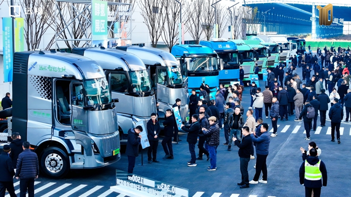 生態(tài)伙伴大會(huì)-重卡展車.jpg