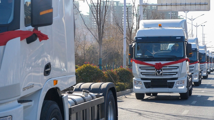 1月15日上午，在徐工高端智能商用車生產(chǎn)基地，300臺徐工重卡整齊列隊，奔赴海外高端市場，擂響2025國際化出征戰(zhàn)鼓