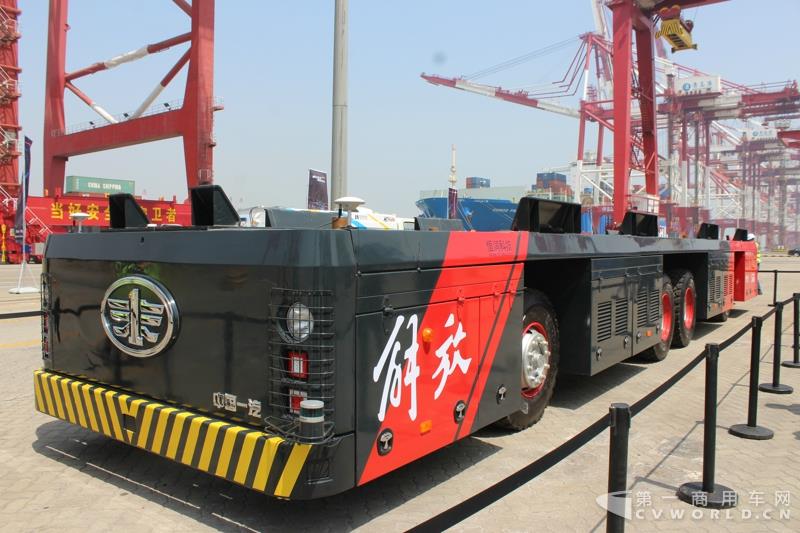 一汽解放全球首發(fā)的ICV(Inteligent Container Vehicle)港口集裝箱水平運輸專用智能車