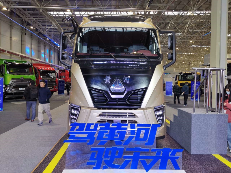 重汽黃河X7 4×2牽引車，搭載重汽MC13H發(fā)動機，國六