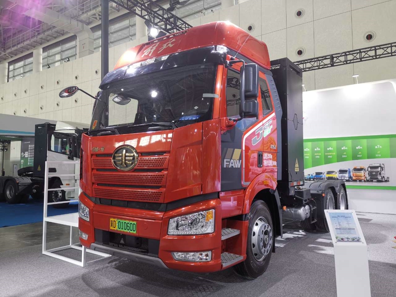 一汽解放J6P 6×4 換電牽引車（充換一體）