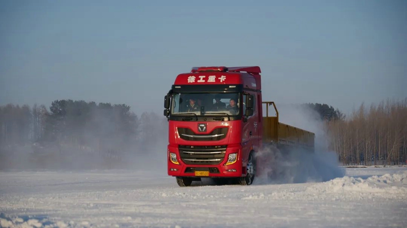 徐工漢風(fēng)P9牽引車油耗智能控制系統(tǒng)基于ADASIS地圖結(jié)合整車信息、巡航算法及控制策略實(shí)現(xiàn)預(yù)見性巡航（PCC），在駕乘過程中猶如智能領(lǐng)航員助您降低油耗。節(jié)油有方，創(chuàng)富無憂。